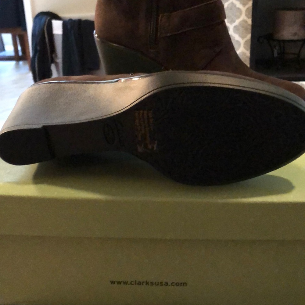 NWOT-Clark’s brown suede ankle boots 9.5m. - Picture 5 of 8